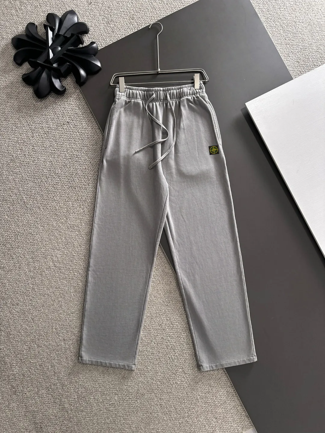 Next day shipment P360 Stone lsland/Stone Island Exclusively launches 25ss autumn and winter new high-quality trousers. Compare real-life details at will. Craftsmanship that ordinary small workshops cannot copy. Top-level ZP development. Unique imported fabric feel. Purely imported German machine production. Precision operation. Ten thousand needle density. A pair of trousers with rich details. You can see the development strength. A full set of new accessories are customized simultaneously. Simple yet elegant. Soft, delicate and comfortable. The upper body is versatile and fashionable. A perfect choice for autumn and winter. A must-have item. Loose fit. Please refer to the size chart when placing an order: S to XXL (or state your height and weight when placing an order)